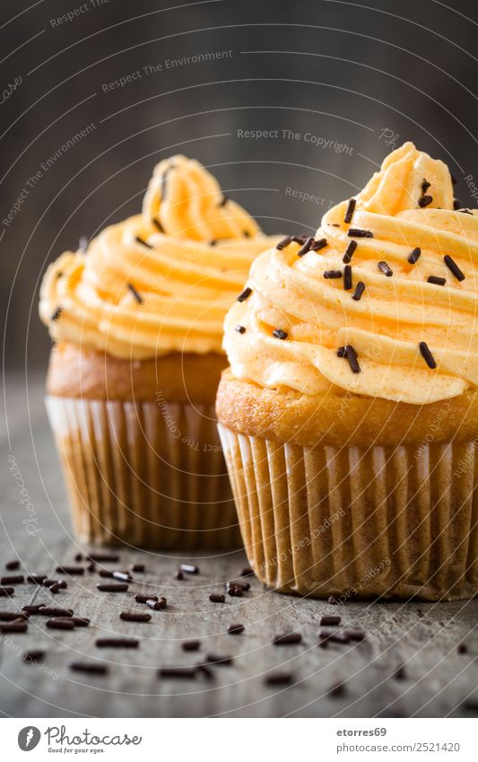 Herbstliche Cupcakes auf Holz Erntedankfest Ferien & Urlaub & Reisen Feste & Feiern Feiertag Dessert süß Bonbon Butter Muffin Jahreszeiten Saison orange