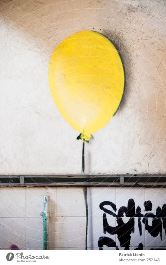 O Kunst Künstler Kunstwerk Hochhaus Industrieanlage Fabrik Mauer Wand Stimmung Luftballon gelb Graffiti bemalt knallig frisch Farbfoto mehrfarbig Innenaufnahme