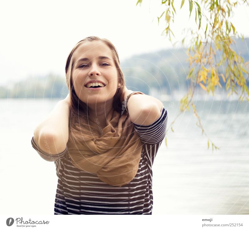 geniessen feminin Junge Frau Jugendliche 1 Mensch 18-30 Jahre Erwachsene schön lachen genießen herbstlich zusammengekniffen Farbfoto Außenaufnahme Tag