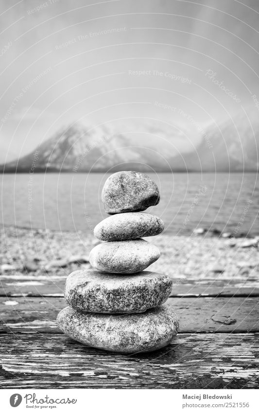 Schwarz-Weiß-Bild von ausgewogenen Steinen. harmonisch Ausflug Freiheit Berge u. Gebirge Tapete Natur Wolken Nebel Felsen See Freizeit & Hobby Frieden