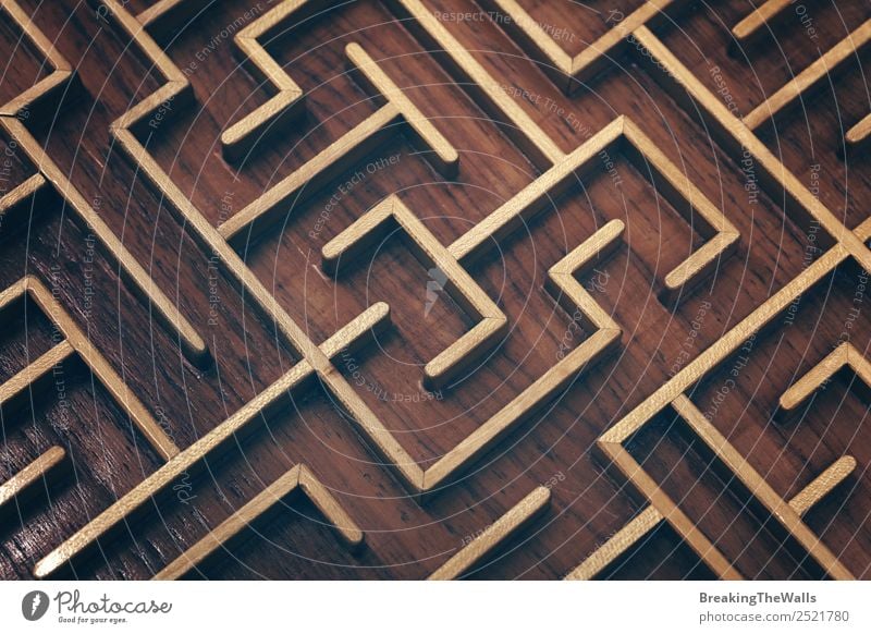 Nahaufnahme des braunen hölzernen Labyrinth-Labyrinths Freizeit & Hobby Spielen Spielzeug Holz dunkel komplex Konkurrenz Kreativität Problemlösung planen