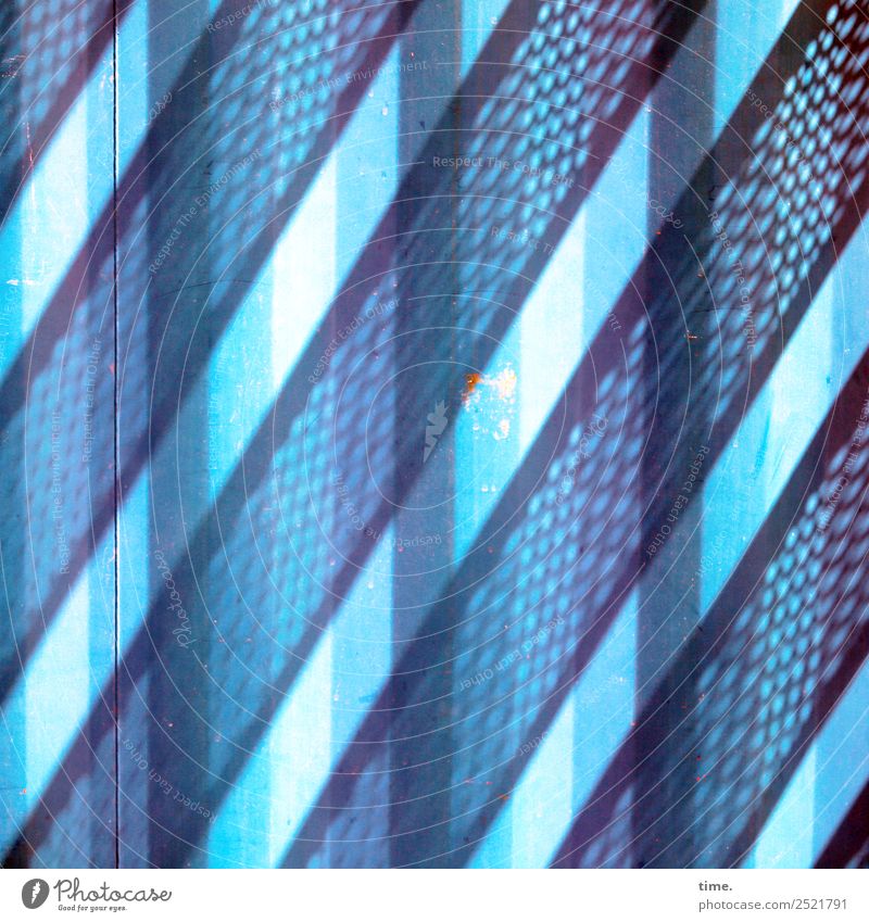 Metal Lightgames Kunstwerk Architektur Container Metall Linie Streifen blau diszipliniert Ordnungsliebe Neugier Überraschung ästhetisch Design entdecken