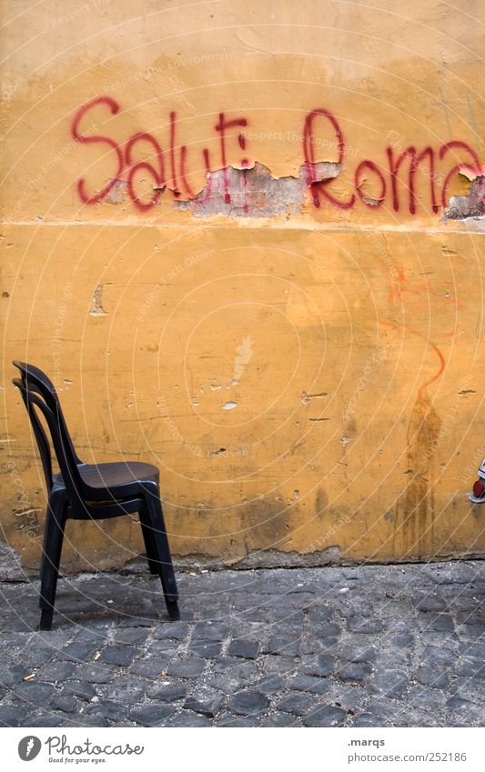 Saluti Roma Lifestyle Städtereise Stuhl Italien Hauptstadt Mauer Wand Schriftzeichen alt dreckig orange Graffiti Gruß Farbfoto Außenaufnahme Textfreiraum Mitte