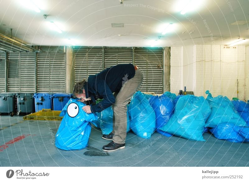 blue eyes Mensch maskulin Mann Erwachsene 1 30-45 Jahre Kunststoff Blick Müll Müllsack Inhalt content Recycling Müllbehälter Suche Auge Comic nachschauen