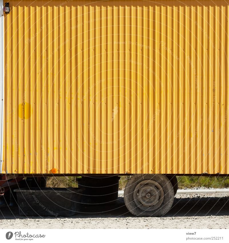 Wagen gelb Baustelle Güterverkehr & Logistik Mauer Wand Verkehr Verkehrsmittel Fahrzeug Bauwagen Anhänger Metall Linie Streifen alt authentisch einfach Beginn