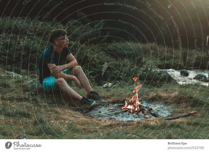 Lagerfeuerstimmung Lifestyle Ferien & Urlaub & Reisen Abenteuer Camping Sommer Berge u. Gebirge Mensch maskulin 1 13-18 Jahre Jugendliche Natur Feuer Feld