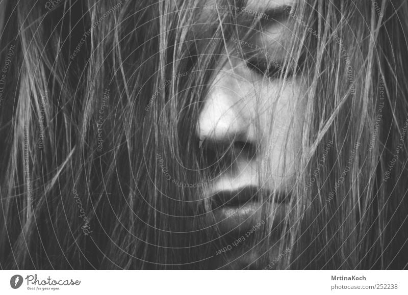 skin. Mensch Jugendliche Kopf Haare & Frisuren Gesicht Nase Lippen 1 langhaarig Gefühle Traurigkeit Sorge Trauer Unlust Schmerz Sehnsucht Porträt Haarsträhne