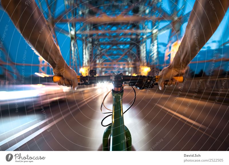 Radfahrer-Egoperspektive Lifestyle Fahrradfahren Mann Erwachsene Arme Hand 1 Mensch Dresden Brücke Sehenswürdigkeit Verkehr Verkehrsmittel Verkehrswege