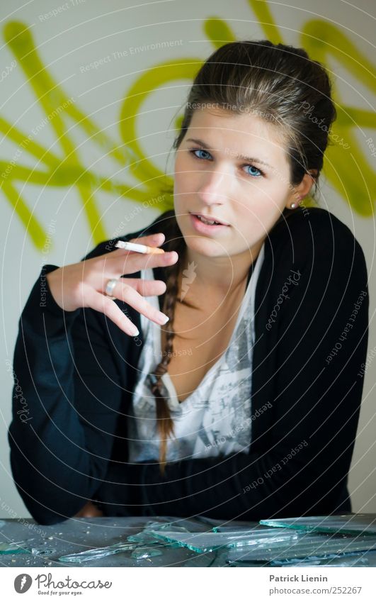 holy smoke Lifestyle elegant Stil schön Mensch feminin Junge Frau Jugendliche Erwachsene Kopf 1 18-30 Jahre beobachten Denken Rauchen Graffiti Gegenteil