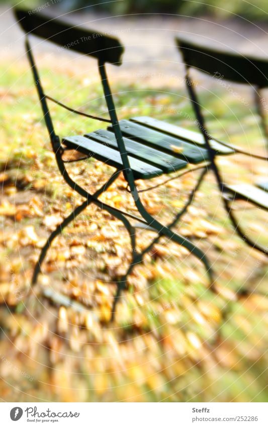 leere Stühle im Herbstgarten leerer Stuhl Oktober November Saison Indian Summer Lifestyle anders saisonbedingt Saisonende ruhig Herbststimmung Pause Ruhe