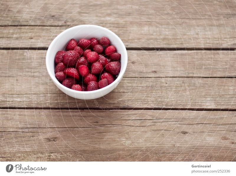 Erdbeerchen Lebensmittel Frucht Ernährung Bioprodukte Vegetarische Ernährung Diät Slowfood Schalen & Schüsseln lecker süß frisch Erdbeeren Holztisch Gesundheit