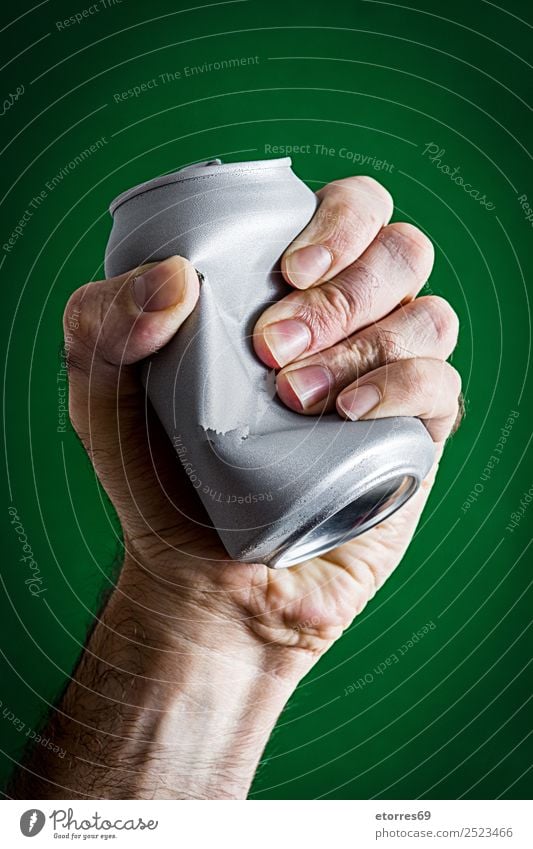 Mann zerschmettert eine Dose Erwachsene Hand 30-45 Jahre Umwelt Klimawandel Metall Aggression grün silber erdrücken Aluminium Container Umweltschutz spannen