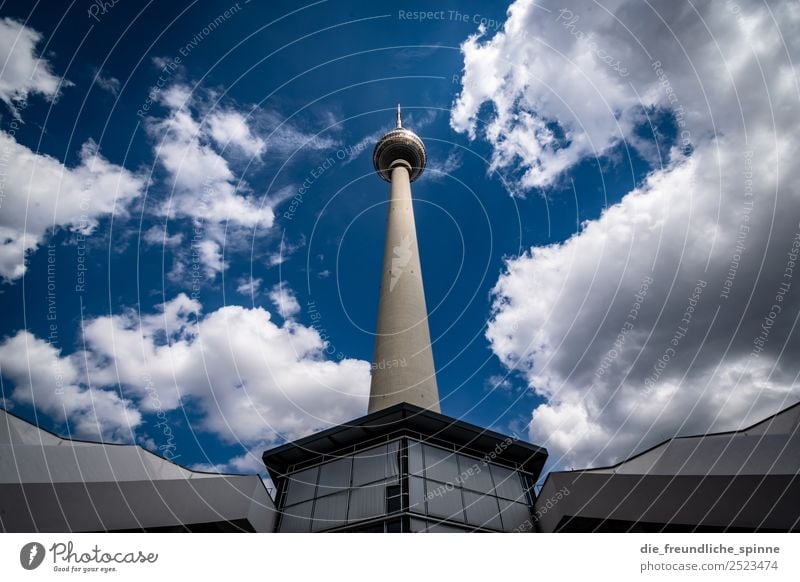 Hans guck in die Luft Kunstwerk Architektur Himmel Sommer Berlin Deutschland Europa Stadt Hauptstadt Menschenleer Sehenswürdigkeit Wahrzeichen Fernsehturm