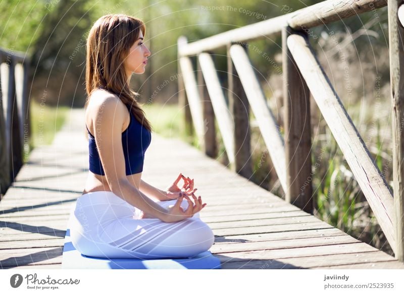 Junge Frau, die Yoga in der Natur macht. Lifestyle schön Körper Erholung Meditation Sommer Sport Mensch Jugendliche Erwachsene 1 18-30 Jahre Gras Fitness sitzen