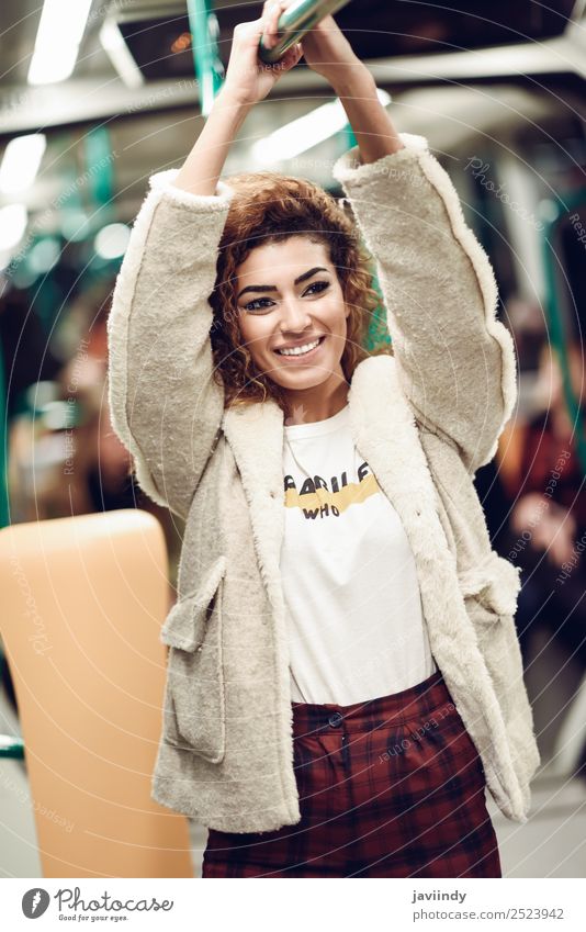 Lächelnde arabische Frau in der U-Bahn. Lifestyle schön Haare & Frisuren Ferien & Urlaub & Reisen Tourismus Ausflug Mensch Junge Frau Jugendliche Erwachsene 1