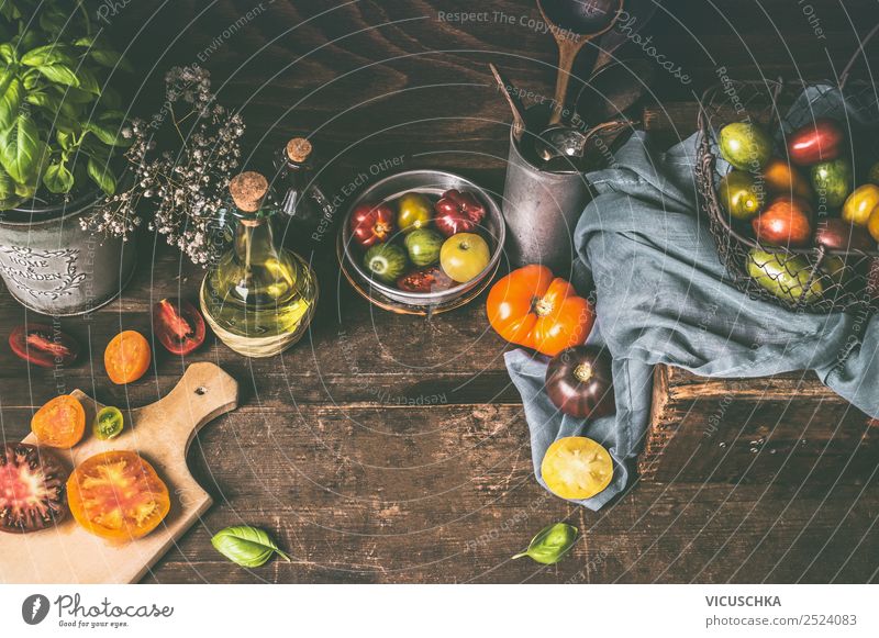 Rustikales Stillleben mit bunten Tomaten Lebensmittel Gemüse Ernährung Bioprodukte Vegetarische Ernährung Diät Geschirr Teller Becher Flasche kaufen Design