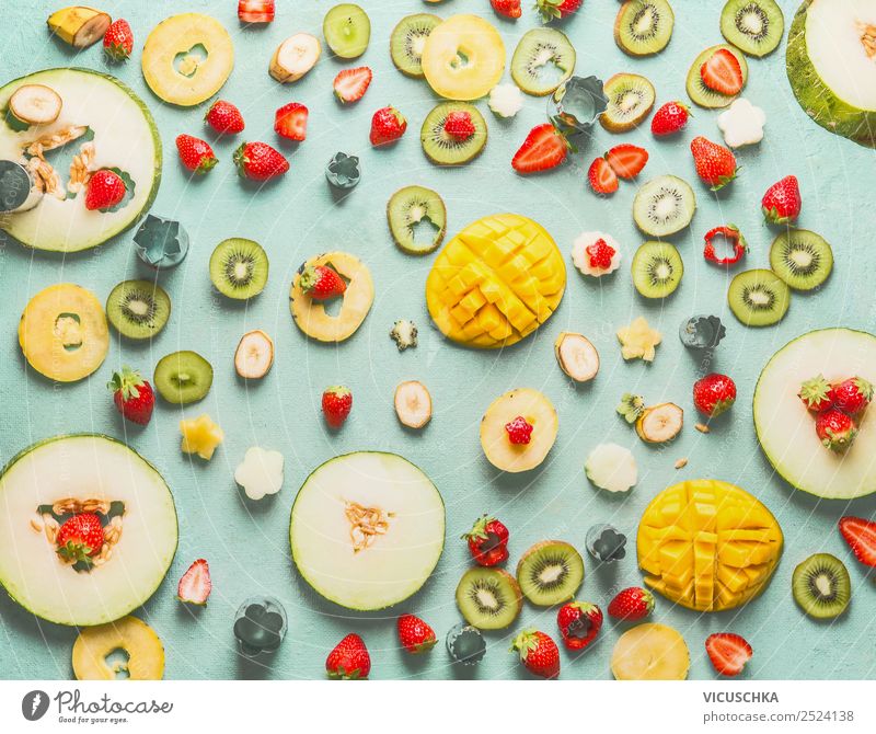 Obst und Beeren in Scheiben geschnitten auf blau Frucht Apfel Orange Ernährung Bioprodukte Stil Design Gesunde Ernährung gelb Hintergrundbild Mango Vitamin