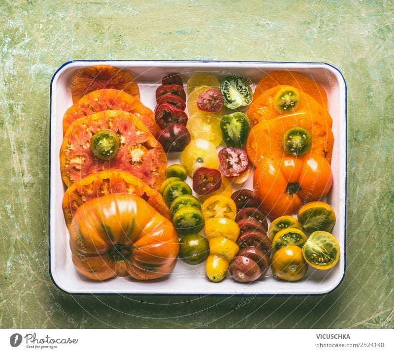 Bunte geschnittene Tomaten Lebensmittel Gemüse Ernährung Mittagessen Bioprodukte Vegetarische Ernährung Diät Geschirr Stil Design Gesunde Ernährung Tisch