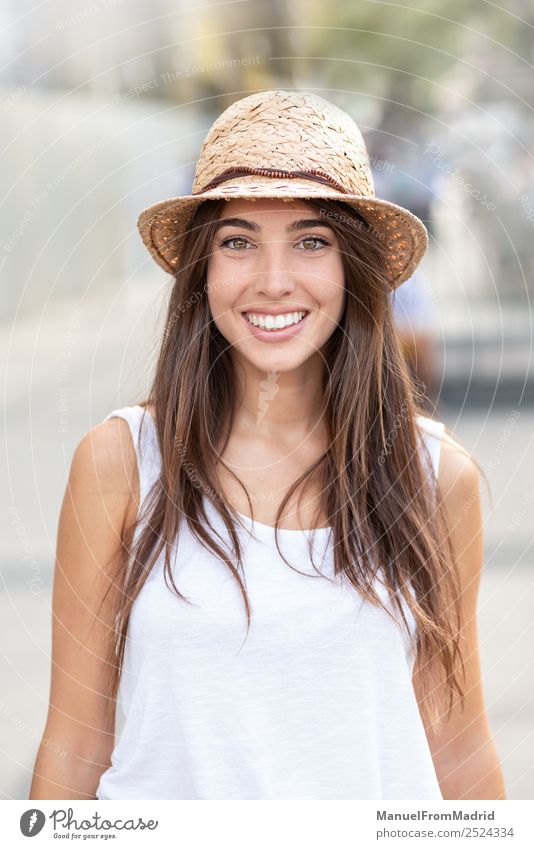 Porträt junge Frau im Freien Sommer lächelnd Lifestyle elegant Freude Glück schön Gesicht Mensch Erwachsene Mode Kleid Hut brünett Lächeln stehen weiß Gefühle