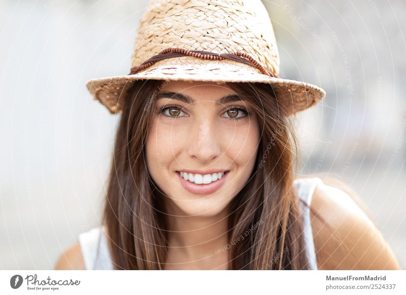 Porträt junge Frau im Freien Sommer lächelnd Lifestyle elegant Freude Glück schön Gesicht Mensch Erwachsene Mode Kleid Hut brünett Lächeln stehen ästhetisch