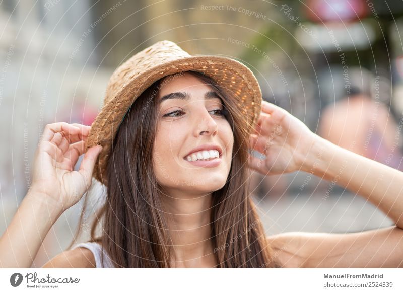 Porträt junge Frau im Freien Sommer lächelnd Lifestyle elegant Freude Glück schön Gesicht Mensch Erwachsene Mode Kleid Hut brünett Lächeln stehen weiß Großstadt