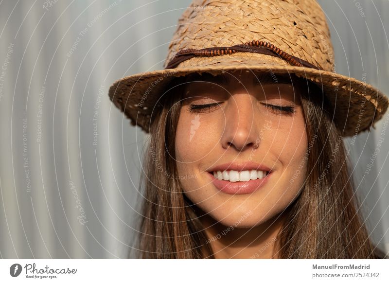 Porträt einer jungen Frau mit geschlossenen Augen Lifestyle elegant Freude Glück schön Gesicht Sommer Sonnenbad Mensch Erwachsene Mode Hut brünett Lächeln