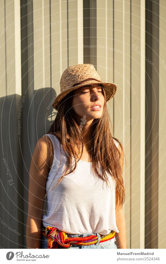 Porträt junge Frau im Freien Sommer lächelnd Lifestyle elegant Freude Glück schön Gesicht Erholung Sonne Mensch Erwachsene Mode Kleid Hut brünett stehen weiß