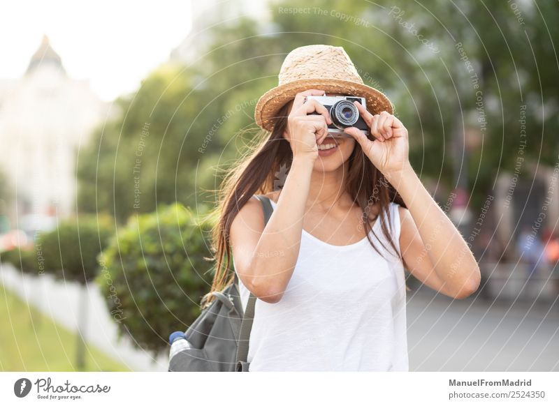 attraktive junge Frau beim Fotografieren im Freien Lifestyle Freude schön Freizeit & Hobby Ferien & Urlaub & Reisen Sommer Fotokamera Technik & Technologie