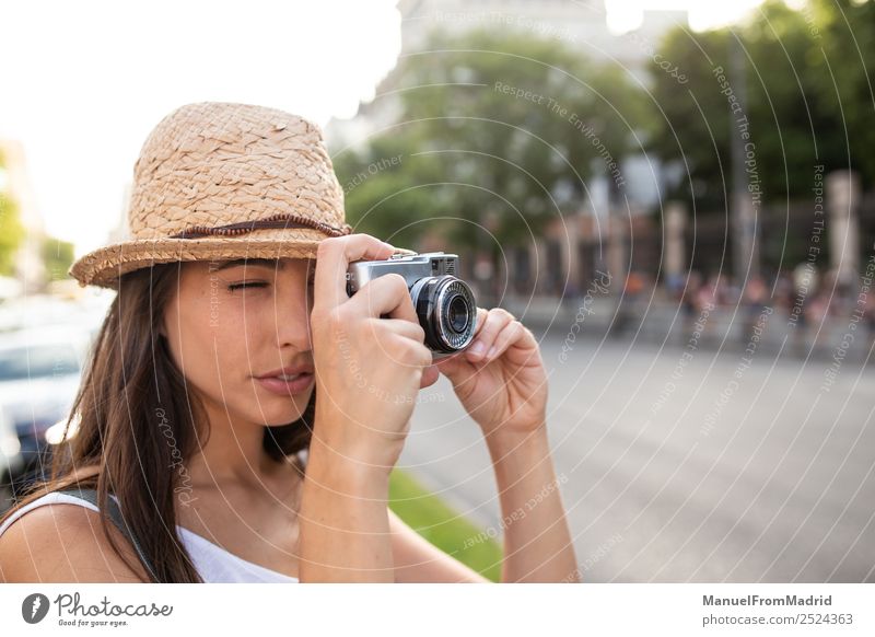 attraktive junge Frau beim Fotografieren im Freien Stil Freude schön Freizeit & Hobby Ferien & Urlaub & Reisen Sommer Fotokamera Technik & Technologie