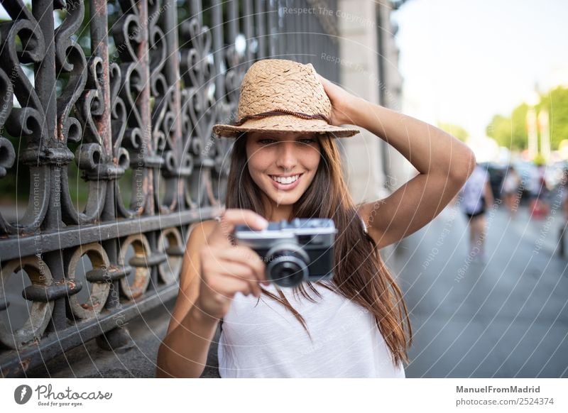 attraktive junge Frau beim Fotografieren im Freien Lifestyle Stil Freude schön Freizeit & Hobby Ferien & Urlaub & Reisen Sommer Fotokamera Technik & Technologie