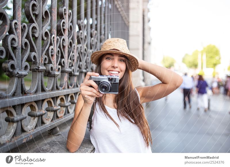 attraktive junge Frau beim Fotografieren im Freien Lifestyle Stil Freude schön Freizeit & Hobby Ferien & Urlaub & Reisen Sommer Fotokamera Technik & Technologie