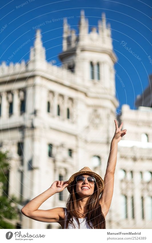 attraktive junge Touristin, die Spaß in der Stadt Madrid hat. Lifestyle schön Leben Ferien & Urlaub & Reisen Tourismus Sightseeing Sommer Frau Erwachsene