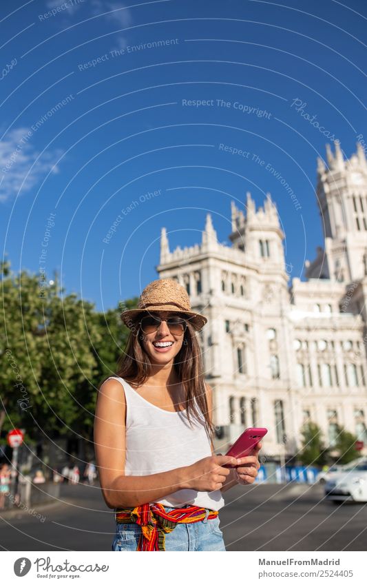 junge Frau beim Telefonieren in Madrid, Spanien Lifestyle Freude Glück schön Ferien & Urlaub & Reisen Tourismus Sightseeing Sommer Technik & Technologie