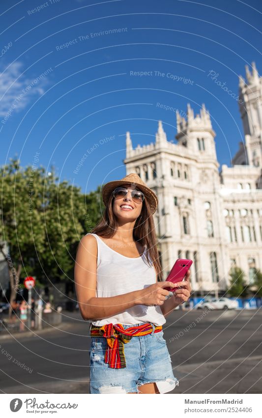 junge Frau beim Telefonieren in Madrid, Spanien Lifestyle Freude Glück schön Leben Ferien & Urlaub & Reisen Tourismus Sightseeing Sommer Technik & Technologie
