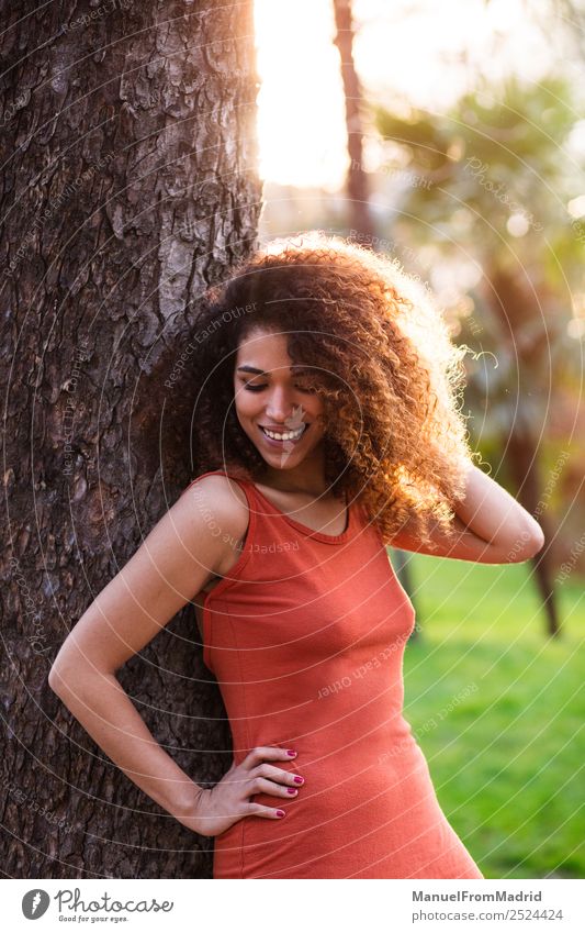 fröhliche schwarze Afrofrau im Freien Lifestyle Freude Glück schön Gesicht Freizeit & Hobby Freiheit Sommer Sonne Mensch Frau Erwachsene Natur Baum Gras Park