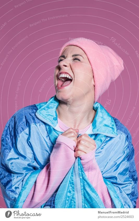 junge Frau mit Gesichtsausdruck auf rosa Hintergrund Freude Glück schön Entertainment Mensch Erwachsene Kunst Tänzer Mode Lächeln trendy lustig modern niedlich