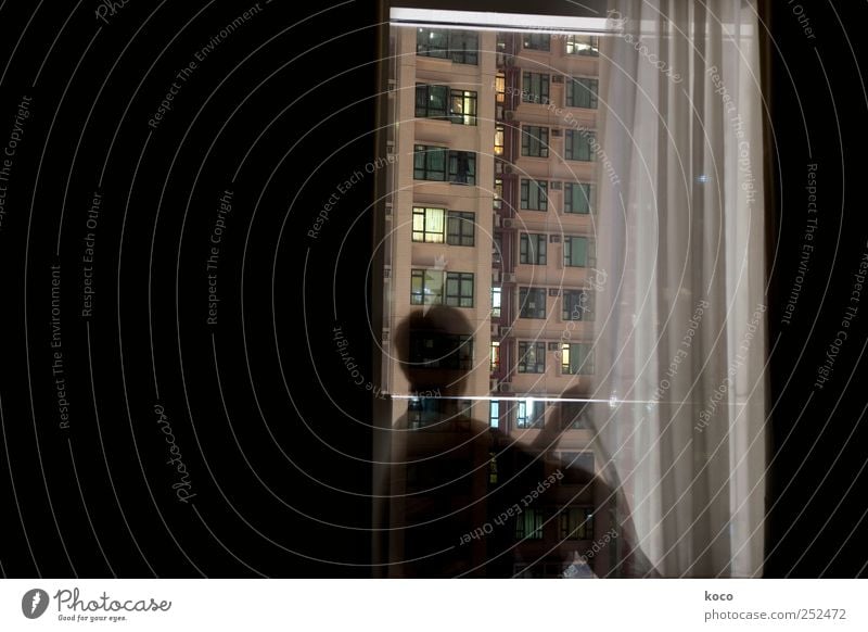 Am Fenster #1 Mensch Frau Erwachsene Nachthimmel Hongkong China Asien Hauptstadt Stadtzentrum Skyline Haus Hochhaus Gebäude Fassade Gardine Beton Glas Blick