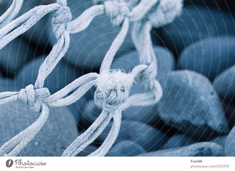 Strandgut Umwelt Sommer Küste Bucht Menschenleer Stein Kunststoff Knoten Netz Netzwerk Bewegung Erholung fest kaputt blau grau weiß Einsamkeit Inspiration