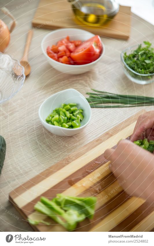 Frau bereitet eine Gazpacho vor Gemüse Suppe Eintopf Kräuter & Gewürze Abendessen Vegetarische Ernährung Diät Schalen & Schüsseln Tisch Küche Erwachsene Hand