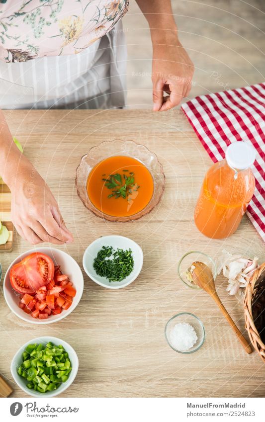 Frau bereitet eine Gazpacho vor Gemüse Suppe Eintopf Kräuter & Gewürze Abendessen Vegetarische Ernährung Diät Schalen & Schüsseln Tisch Küche Erwachsene Hand