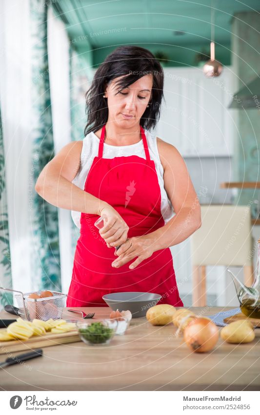 Köchin, die ein Rezept zubereitet. Ernährung Teller Tisch Küche Mensch Frau Erwachsene Hand Holz modern Küchenchef Koch vorbereitend Spanisch Omelett Ei
