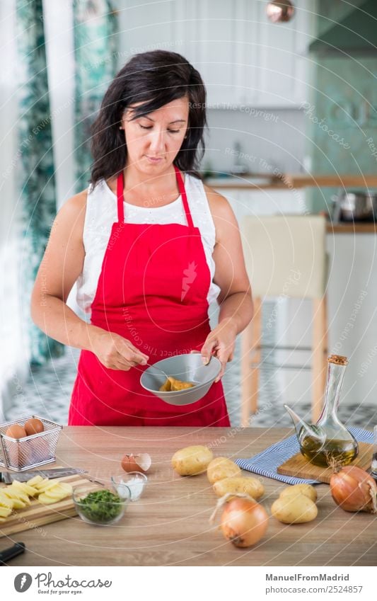Köchin, die ein Rezept zubereitet. Ernährung Teller Tisch Küche Mensch Frau Erwachsene Hand Holz modern Küchenchef Koch vorbereitend Spanisch Omelett