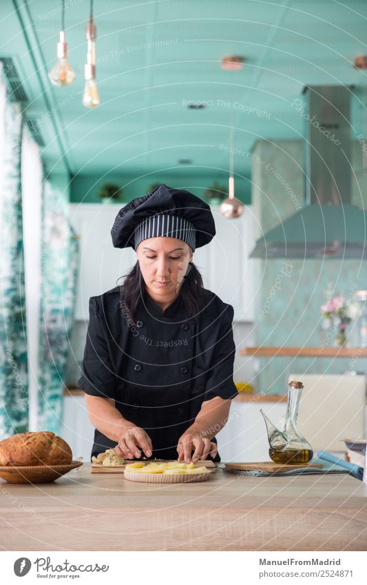 Köchin, die ein Rezept zubereitet. Ernährung Teller Tisch Küche Mensch Frau Erwachsene Hand Holz berühren modern Konzentration Küchenchef Koch vorbereitend