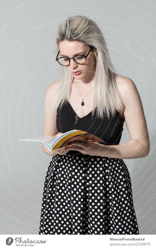 stylischer hipster junge frau lesend schön Erholung Frau Erwachsene Buch stehen klug Bildung Business einzigartig Entschlossenheit Erfahrung Freizeit & Hobby