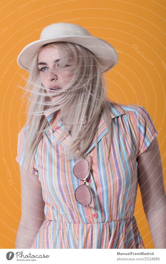 Porträt einer jungen Frau Lifestyle Stil schön Schminke Sommer Erwachsene Lippen Wind Mode Bekleidung Kleid Sonnenbrille Hut blond Coolness trendy retro gelb