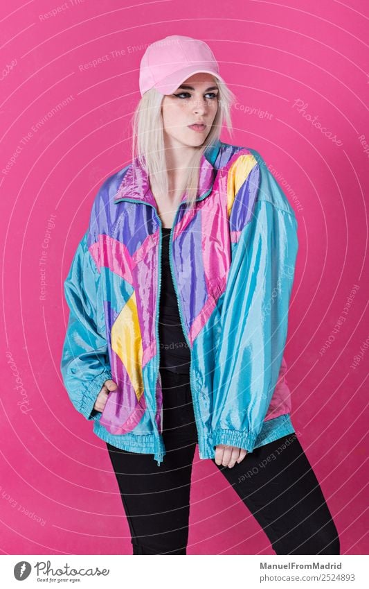 Stilvolle junge Frau posierend Lifestyle schön Schminke Erwachsene Mode Bekleidung retro verrückt Coolness ästhetisch Kitsch 80s rosa Hintergrund Beute Teenager