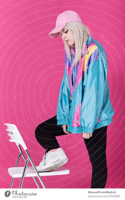 Stilvolle junge Frau posierend Lifestyle schön Schminke Stuhl Erwachsene Mode Bekleidung retro verrückt Coolness 80s rosa Hintergrund Beute anlehnen Teenager