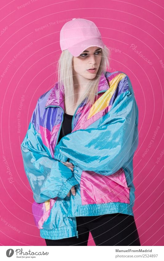 Stilvolle junge Frau posierend Lifestyle schön Schminke Erwachsene Mode Bekleidung authentisch Coolness retro verrückt 80s rosa Hintergrund Beute Teenager