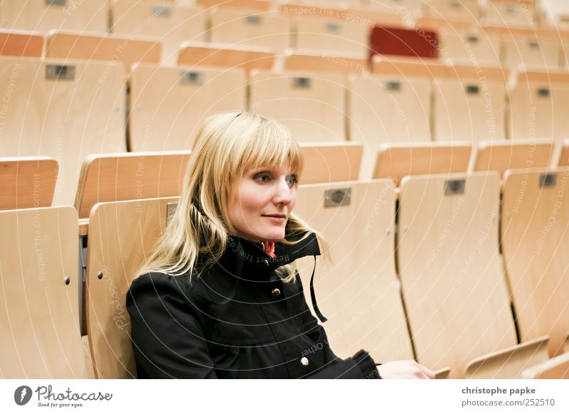 Studentin Bildung Wissenschaften Studium lernen Hörsaal feminin Junge Frau Jugendliche 1 Mensch sitzen blond Unlust Einsamkeit Langeweile Farbfoto Innenaufnahme