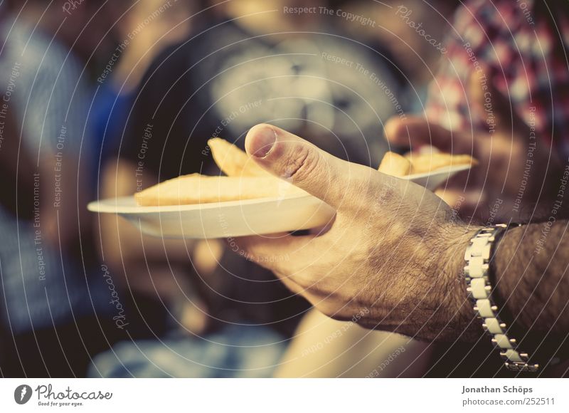 Pommes! Lebensmittel Ernährung Essen Fastfood Fingerfood Teller Hand 1 Mensch Menschengruppe Erholung Stimmung Zufriedenheit Freundschaft Armbanduhr ungesund
